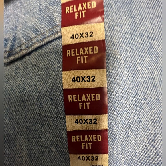 WRANGLER RUGGED WEAR RELAXED FIT MEDIUM BLUE JEANS. SIZE 40 x32. NWT - Picture 3 of 6